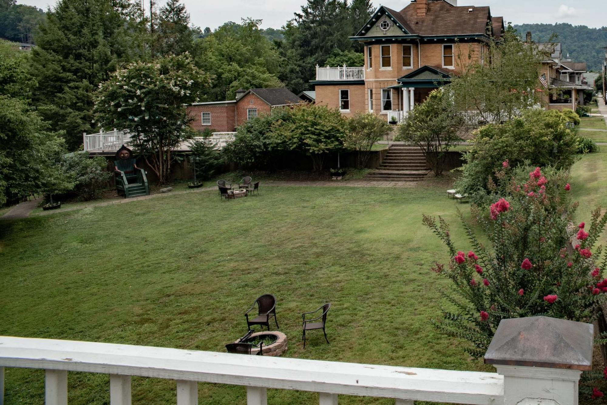 Elk River Hotel & Cafe Sutton Εξωτερικό φωτογραφία